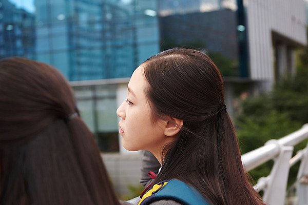 포토 JPG 주간 응시 여학생 여자 교복 중학생 청소년 사람 근접촬영 상반신 야외 두명 옆모습 10대 친구 십대라이프스타일 우정 한국인 여중생 등교 하교 육교 십대여자만 국내포토 자연요소 학생 라이프스타일 시선 옷 뷰포인트 관계 동양인 다리_건축물 등하교 여자만 십대만 파일형식