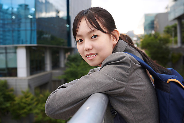 포토 JPG 주간 응시 여학생 여자 교복 중학생 청소년 책가방 한명 미소 사람 빌딩 상반신 야외 옆모습 10대 십대라이프스타일 한국인 여중생 등교 하교 육교 십대여자한명만 국내포토 자연요소 1 학생 라이프스타일 시선 옷 뷰포인트 가방 표정 동양인 건물 다리 등하교 가교 여자한명만 십대여자만 파일형식
