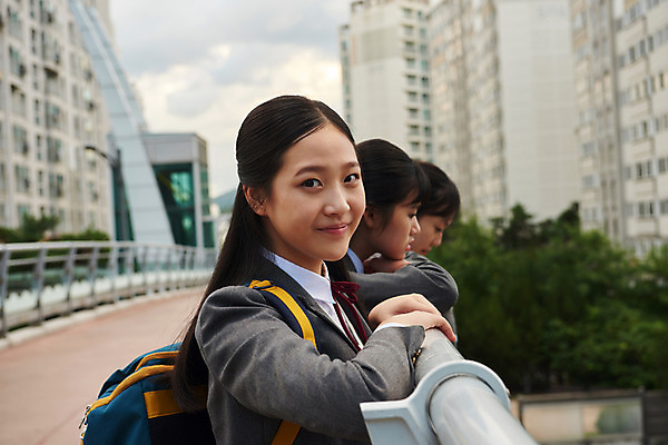 포토 JPG 주간 학생 응시 여학생 여자 교복 난간 중학생 청소년 아파트 책가방 미소 사람 빌딩 상반신 야외 옆모습 10대 세명 친구 십대라이프스타일 기댐 우정 한국인 여중생 등교 하교 육교 십대여자만 국내포토 자연요소 라이프스타일 시선 옷 뷰포인트 가방 관계 모션 주택 표정 동양인 건물 다리_건축물 등하교 여자만 십대만 파일형식