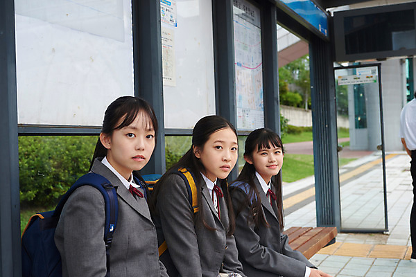 포토 JPG 주간 학생 응시 여학생 여자 교복 벤치 중학생 청소년 버스 미소 사람 앉기 상반신 야외 옆모습 10대 세명 친구 십대라이프스타일 우정 한국인 기다림 버스정류장 여중생 등교 하교 십대여자만 국내포토 자연요소 라이프스타일 시선 옷 육상교통 뷰포인트 의자 관계 모션 대중교통 표정 동양인 역 등하교 여자만 십대만 파일형식