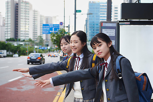 포토 JPG 주간 학생 여학생 여자 교복 중학생 청소년 버스 책가방 미소 사람 손짓 상반신 야외 옆모습 10대 세명 친구 십대라이프스타일 우정 한국인 기다림 버스정류장 손내밀기 여중생 십대여자만 국내포토 자연요소 라이프스타일 옷 육상교통 뷰포인트 가방 관계 모션 대중교통 표정 동양인 역 여자만 십대만 파일형식