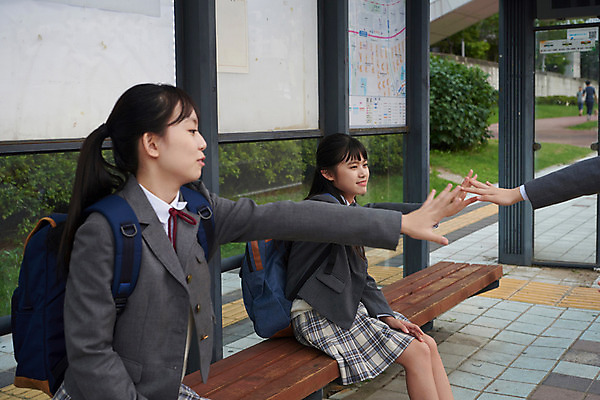 포토 JPG 주간 학생 여학생 여자 교복 벤치 중학생 청소년 사람 앉기 상반신 야외 옆모습 10대 세명 친구 십대라이프스타일 한국인 인사 버스정류장 여중생 하교 손인사 아쉬움 십대여자만 국내포토 자연요소 라이프스타일 옷 감정 뷰포인트 의자 관계 모션 동양인 예절 역 등하교 여자만 십대만 파일형식