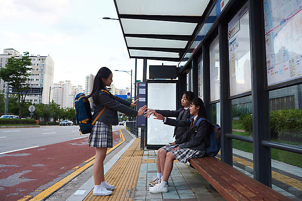 포토 JPG 주간 전신 학생 여학생 여자 교복 벤치 중학생 청소년 책가방 사람 앉기 야외 옆모습 10대 세명 친구 십대라이프스타일 한국인 인사 버스정류장 여중생 하교 손인사 십대여자만 국내포토 자연요소 라이프스타일 옷 뷰포인트 의자 가방 관계 모션 동양인 예절 역 등하교 여자만 십대만 파일형식