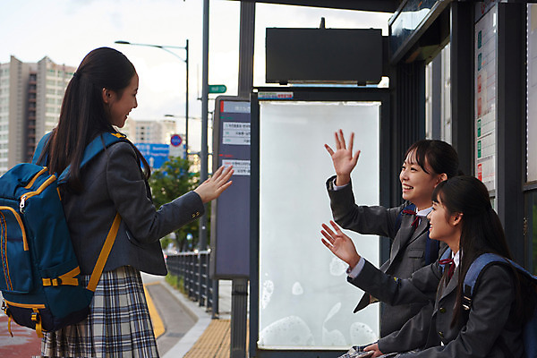 포토 JPG 주간 학생 여학생 여자 교복 중학생 청소년 책가방 서기 미소 사람 앉기 상반신 야외 옆모습 뒷모습 10대 세명 친구 십대라이프스타일 한국인 인사 버스정류장 여중생 하교 손인사 십대여자만 국내포토 자연요소 라이프스타일 옷 뷰포인트 가방 관계 모션 표정 동양인 예절 역 등하교 여자만 십대만 파일형식