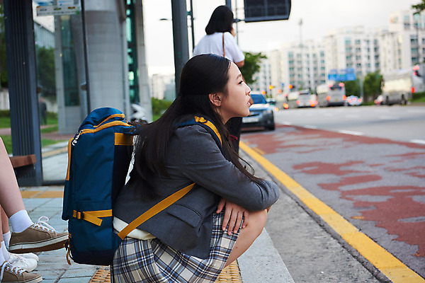 포토 JPG 주간 전신 학생 여학생 여자 교복 중학생 청소년 책가방 피곤 한명 사람 야외 두명 옆모습 아웃포커스 신체부위 10대 십대라이프스타일 한국인 다리 기다림 버스정류장 여중생 하교 웅크림 국내포토 자연요소 1 라이프스타일 옷 뷰포인트 컨셉 가방 모션 촬영기법 동양인 역 등하교 파일형식