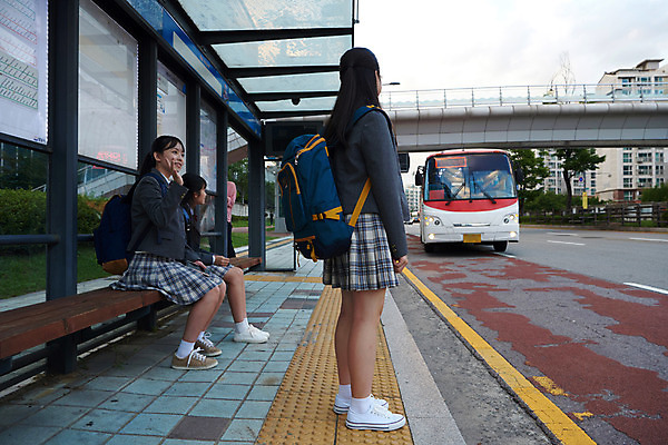 포토 JPG 주간 전신 학생 여학생 여자 교복 중학생 청소년 버스 책가방 서기 사람 앉기 야외 옆모습 10대 세명 친구 십대라이프스타일 한국인 인사 기다림 버스정류장 여중생 하교 손인사 십대여자만 국내포토 자연요소 라이프스타일 옷 육상교통 뷰포인트 가방 관계 모션 대중교통 동양인 예절 역 등하교 여자만 십대만 파일형식