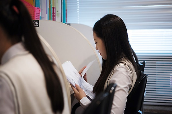 포토 JPG 응시 여자 교복 중학생 청소년 사람 앉기 상반신 두명 옆모습 10대 십대라이프스타일 시험 한국인 독서실 집중 청소년교육 책상 여중생 파일 과제 문제집 학습지 시험공부 자습 십대여자만 자기주도학습 국내포토 학생 라이프스타일 시선 옷 교육 뷰포인트 가구 컨셉 모션 교재 동양인 책 학습 여자만 십대만 파일형식