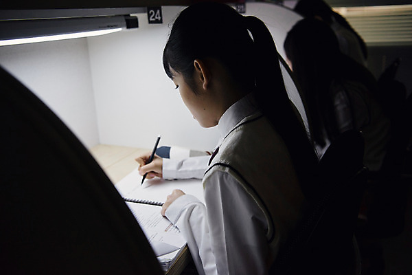 포토 JPG 학생 여학생 여자 교복 중학생 청소년 실내 사람 앉기 상반신 두명 옆모습 10대 십대라이프스타일 시험 한국인 기록 독서실 청소년교육 여중생 과제 시험공부 자습 십대여자만 자기주도학습 국내포토 라이프스타일 옷 교육 뷰포인트 모션 동양인 내부 학습 여자만 십대만 파일형식