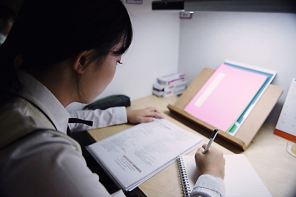 포토 JPG 학생 여학생 여자 교복 중학생 청소년 실내 한명 사람 앉기 상반신 옆모습 10대 펜 십대라이프스타일 공책 시험 한국인 기록 독서실 집중 청소년교육 여중생 파일 과제 문제 문제풀이 문제집 시험공부 자습 십대여자한명만 자기주도학습 국내포토 1 라이프스타일 옷 교육 뷰포인트 컨셉 모션 문구용품 동양인 내부 책 학습 필기구 여자한명만 십대여자만 파일형식