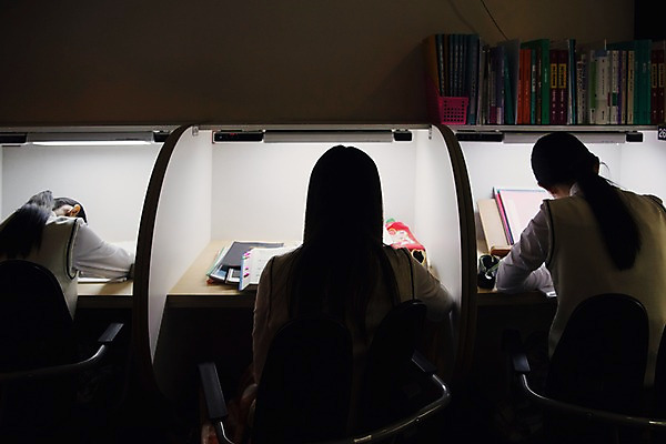 포토 JPG 학생 여자 교복 엎드리기 중학생 청소년 책장 피곤 사람 앉기 상반신 뒷모습 10대 책 세명 친구 십대라이프스타일 시험 한국인 잠 독서실 집중 청소년교육 책상 여중생 과제 시험공부 자습 십대여자만 자기주도학습 국내포토 라이프스타일 옷 교육 뷰포인트 가구 컨셉 관계 모션 동양인 학습 여자만 십대만 파일형식