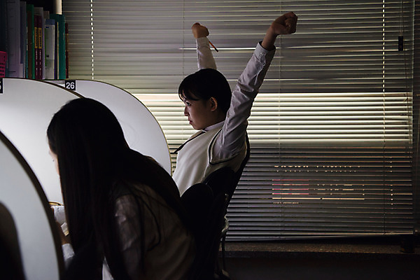 포토 JPG 학생 여학생 여자 교복 중학생 청소년 사람 앉기 상반신 두명 옆모습 10대 십대라이프스타일 시험 한국인 독서실 청소년교육 여중생 기지개 과제 시험공부 자습 십대여자만 자기주도학습 국내포토 라이프스타일 옷 교육 뷰포인트 모션 동양인 학습 여자만 십대만 파일형식