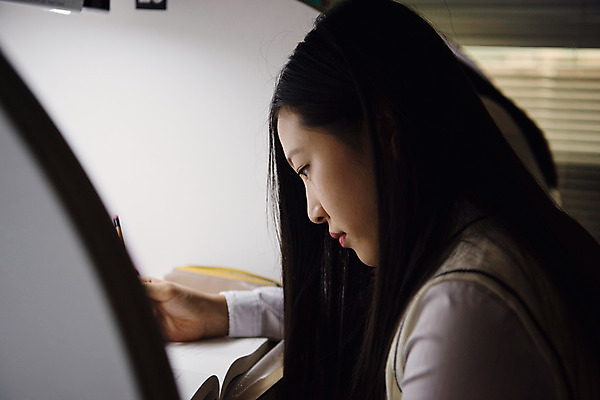 포토 JPG 학생 여학생 여자 교복 중학생 청소년 실내 한명 사람 앉기 근접촬영 상반신 옆모습 10대 책 연필 십대라이프스타일 시험 한국인 독서실 집중 청소년교육 여중생 과제 시험공부 자습 십대여자한명만 자기주도학습 국내포토 1 라이프스타일 옷 교육 뷰포인트 컨셉 모션 학용품 동양인 내부 학습 필기구 여자한명만 십대여자만 파일형식