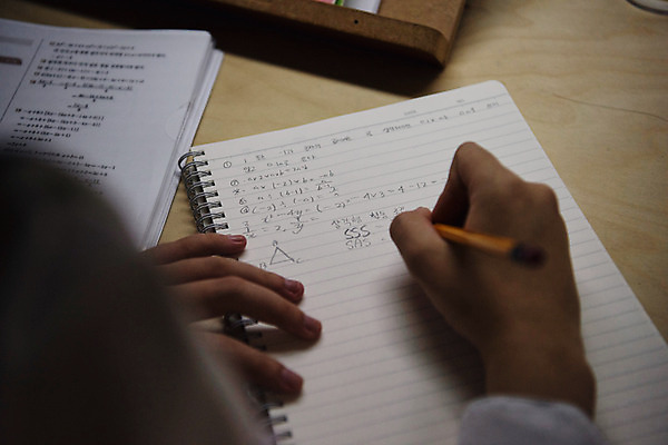 포토 JPG 학생 여학생 여자 중학생 청소년 한명 사람 근접촬영 신체부위 10대 연필 십대라이프스타일 공책 시험 한국인 양손 기록 수학 독서실 청소년교육 여중생 과제 문제 문제풀이 시험공부 자습 십대여자한명만 자기주도학습 국내포토 1 라이프스타일 손 교육 뷰포인트 교과목 문구용품 학용품 동양인 학습 필기구 여자한명만 십대여자만 파일형식