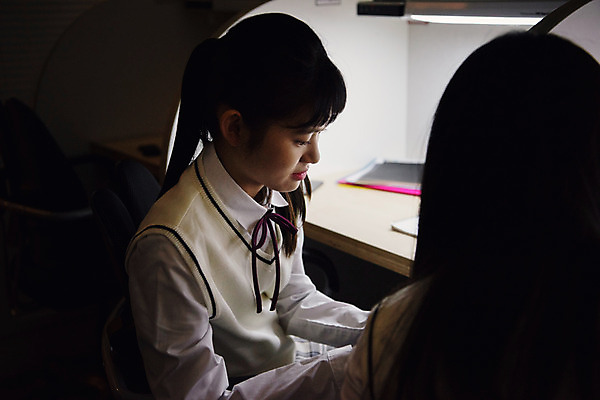 포토 JPG 학생 응시 여학생 여자 교복 중학생 청소년 대화 사람 앉기 상반신 두명 옆모습 뒷모습 10대 친구 십대라이프스타일 시험 한국인 독서실 질문 청소년교육 여중생 과제 시험공부 자습 십대여자만 자기주도학습 국내포토 라이프스타일 시선 옷 교육 뷰포인트 관계 모션 말하기 동양인 학습 여자만 십대만 파일형식