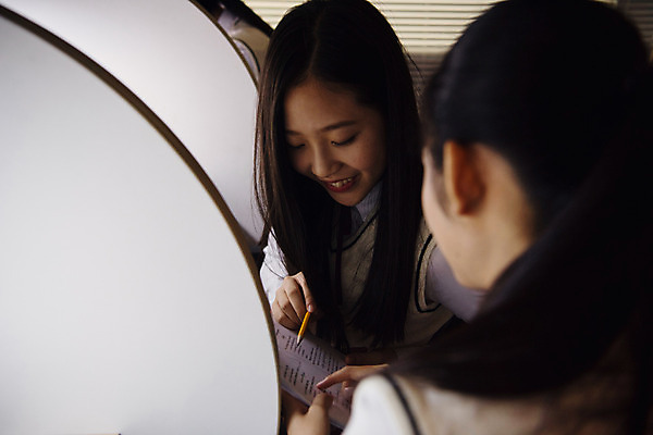 포토 JPG 학생 여학생 여자 교복 중학생 청소년 대화 설명 사람 상반신 두명 옆모습 뒷모습 10대 친구 연필 십대라이프스타일 시험 한국인 독서실 질문 청소년교육 여중생 파일 시험지 과제 문제집 학습지 시험공부 자습 십대여자만 자기주도학습 국내포토 라이프스타일 옷 교육 뷰포인트 관계 모션 학용품 교재 말하기 동양인 책 학습 필기구 여자만 십대만 파일형식