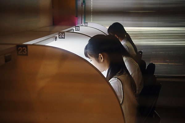 포토 JPG 학생 여학생 여자 교복 중학생 청소년 전등 사람 상반신 옆모습 10대 세명 십대라이프스타일 시험 한국인 독서실 집중 청소년교육 책상 여중생 과제 시험공부 자습 십대여자만 자기주도학습 국내포토 라이프스타일 옷 교육 뷰포인트 가구 컨셉 조명 동양인 학습 여자만 십대만 파일형식