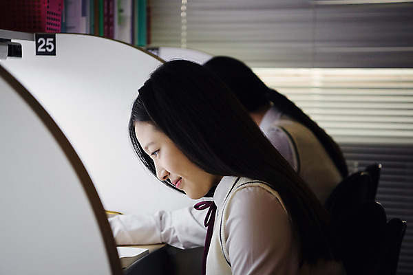 포토 JPG 학생 여학생 여자 교복 중학생 청소년 미소 사람 상반신 두명 옆모습 10대 십대라이프스타일 시험 한국인 독서실 집중 청소년교육 여중생 과제 시험공부 자습 십대여자만 자기주도학습 국내포토 라이프스타일 옷 교육 뷰포인트 컨셉 표정 동양인 학습 여자만 십대만 파일형식