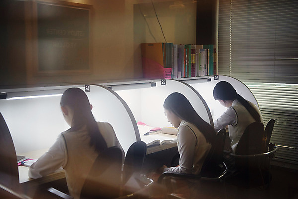 포토 JPG 학생 여학생 여자 교복 중학생 청소년 실내 사람 앉기 상반신 뒷모습 10대 책 세명 십대라이프스타일 시험 한국인 독서실 집중 청소년교육 책상 여중생 파일 과제 시험공부 자습 십대여자만 자기주도학습 국내포토 라이프스타일 옷 교육 뷰포인트 가구 컨셉 모션 동양인 내부 학습 여자만 십대만 파일형식