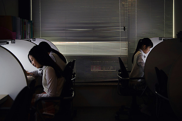 포토 JPG 학생 여학생 여자 교복 중학생 청소년 실내 사람 앉기 상반신 옆모습 10대 세명 십대라이프스타일 어둠 시험 한국인 독서실 집중 청소년교육 책상 여중생 과제 시험공부 자습 십대여자만 자기주도학습 국내포토 라이프스타일 옷 교육 뷰포인트 가구 컨셉 모션 동양인 내부 학습 여자만 십대만 파일형식
