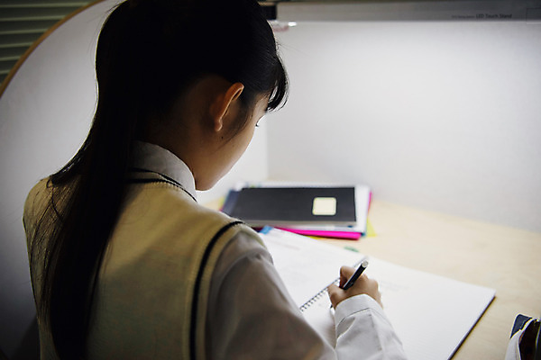 포토 JPG 학생 여학생 여자 교복 중학생 청소년 실내 한명 사람 앉기 근접촬영 상반신 뒷모습 10대 펜 십대라이프스타일 공책 시험 한국인 기록 독서실 청소년교육 여중생 과제 시험공부 자습 십대여자한명만 자기주도학습 국내포토 1 라이프스타일 옷 교육 뷰포인트 모션 문구용품 동양인 내부 학습 필기구 여자한명만 십대여자만 파일형식