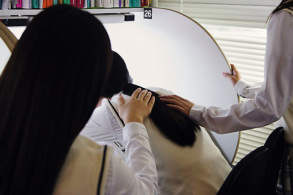 포토 JPG 학생 여학생 여자 교복 엎드리기 중학생 청소년 실내 사람 앉기 상반신 옆모습 뒷모습 10대 세명 친구 십대라이프스타일 시험 한국인 독서실 청소년교육 여중생 과제 격려 위로 시험공부 자습 십대여자만 자기주도학습 국내포토 라이프스타일 옷 교육 감정 뷰포인트 관계 모션 동양인 내부 학습 여자만 십대만 파일형식