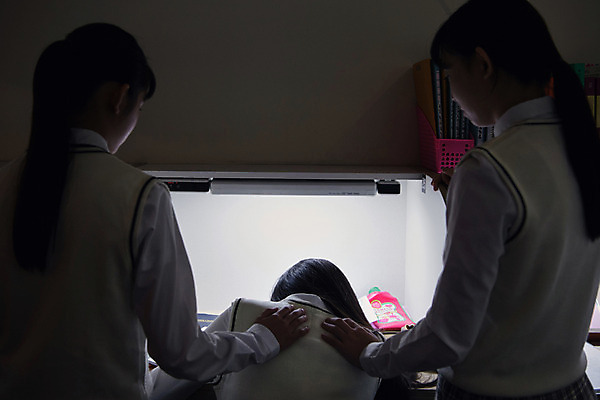 포토 JPG 학생 여학생 여자 교복 엎드리기 중학생 청소년 실내 사람 앉기 상반신 뒷모습 10대 세명 친구 십대라이프스타일 한국인 독서실 청소년교육 걱정 여중생 과제 격려 위로 시험공부 자습 십대여자만 자기주도학습 국내포토 라이프스타일 옷 교육 감정 뷰포인트 관계 모션 동양인 내부 학습 여자만 십대만 파일형식