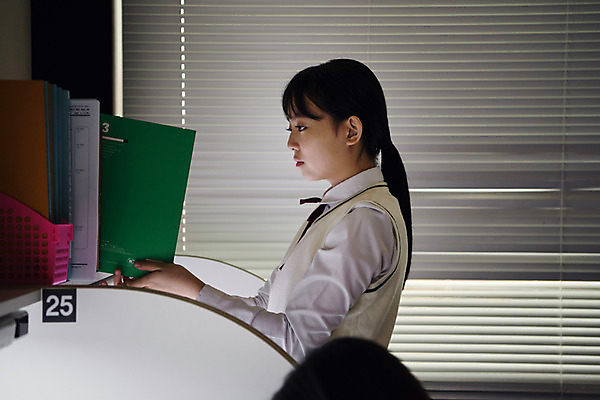 포토 JPG 학생 여학생 여자 교복 중학생 청소년 책장 실내 한명 사람 상반신 옆모습 10대 십대라이프스타일 시험 한국인 독서실 청소년교육 여중생 파일 과제 꺼내기 시험공부 자습 십대여자한명만 자기주도학습 국내포토 1 라이프스타일 옷 교육 뷰포인트 가구 모션 동양인 내부 학습 여자한명만 십대여자만 파일형식