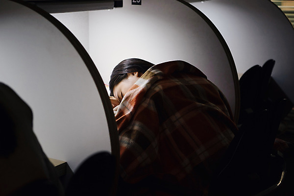 포토 JPG 학생 여학생 여자 중학생 청소년 실내 피곤 한명 사람 상반신 뒷모습 10대 십대라이프스타일 시험 한국인 잠 독서실 졸음 담요 청소년교육 여중생 시험공부 자습 십대여자한명만 자기주도학습 국내포토 1 라이프스타일 교육 감정 뷰포인트 컨셉 동양인 내부 학습 여자한명만 십대여자만 파일형식