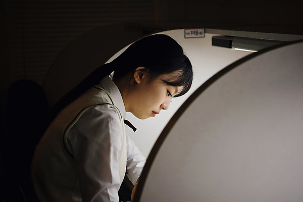 포토 JPG 학생 여학생 여자 교복 중학생 청소년 조명 실내 한명 사람 근접촬영 상반신 옆모습 10대 십대라이프스타일 시험 한국인 독서실 청소년교육 여중생 과제 시험공부 자습 십대여자한명만 자기주도학습 국내포토 1 라이프스타일 옷 교육 뷰포인트 동양인 내부 학습 여자한명만 십대여자만 파일형식