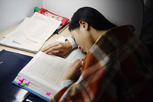 포토 JPG 학생 여학생 여자 중학생 청소년 실내 피곤 한명 사람 근접촬영 상반신 옆모습 10대 책 십대라이프스타일 시험 한국인 잠 독서실 졸음 청소년교육 여중생 파일 과제 시험공부 자습 십대여자한명만 자기주도학습 국내포토 1 라이프스타일 교육 감정 뷰포인트 컨셉 동양인 내부 학습 여자한명만 십대여자만 파일형식