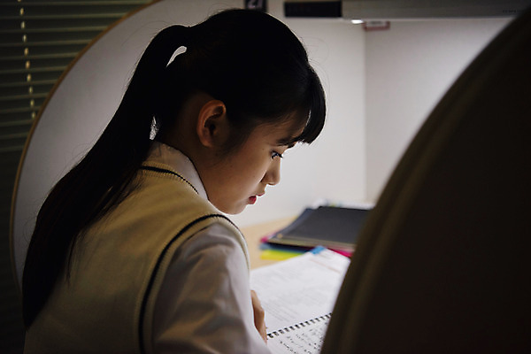 포토 JPG 학생 여학생 여자 교복 중학생 청소년 조명 한명 사람 앉기 근접촬영 상반신 옆모습 10대 십대라이프스타일 공책 시험 한국인 독서실 청소년교육 여중생 과제 시험공부 자습 십대여자한명만 자기주도학습 국내포토 1 라이프스타일 옷 교육 뷰포인트 모션 문구용품 동양인 학습 여자한명만 십대여자만 파일형식