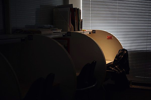 포토 JPG 의자 사람없음 책 빛 어둠 블라인드 독서실 청소년교육 책상 빈자리 자습 국내포토 교육 가구 학습 커튼 파일형식