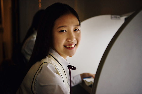 포토 JPG 학생 응시 여학생 여자 교복 중학생 청소년 실내 한명 미소 사람 근접촬영 상반신 옆모습 10대 십대라이프스타일 시험 한국인 독서실 청소년교육 여중생 과제 시험공부 자습 십대여자한명만 자기주도학습 국내포토 1 라이프스타일 시선 옷 교육 뷰포인트 표정 동양인 내부 학습 여자한명만 십대여자만 파일형식