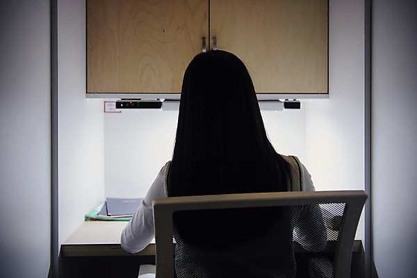 포토 JPG 학생 여학생 여자 교복 중학생 청소년 전등 실내 한명 사람 상반신 뒷모습 10대 십대라이프스타일 시험 한국인 독서실 청소년교육 여중생 과제 시험공부 자습 십대여자한명만 자기주도학습 국내포토 1 라이프스타일 옷 교육 뷰포인트 조명 동양인 내부 학습 여자한명만 십대여자만 파일형식