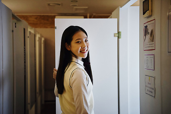 포토 JPG 학생 응시 여학생 여자 교복 중학생 청소년 실내 한명 미소 사람 상반신 옆모습 10대 십대라이프스타일 시험 한국인 독서실 청소년교육 여중생 과제 시험공부 자습 십대여자한명만 자기주도학습 국내포토 1 라이프스타일 시선 옷 교육 뷰포인트 표정 동양인 내부 학습 여자한명만 십대여자만 파일형식