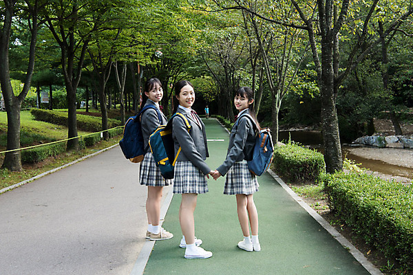 포토 JPG 주간 전신 학생 공원 여학생 여자 교복 중학생 청소년 휴식 책가방 사람 야외 옆모습 뒷모습 10대 세명 친구 걷기 손잡기 십대라이프스타일 우정 산책 산책로 한국인 뒤돌아보기 여중생 힐링 하교 하교길 십대여자만 국내포토 자연요소 라이프스타일 옷 공공시설 길 뷰포인트 컨셉 가방 관계 모션 동양인 등하교 여자만 십대만 파일형식