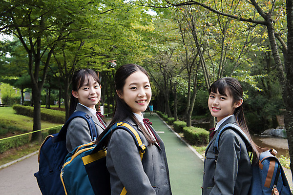 포토 JPG 주간 학생 응시 공원 여학생 여자 교복 중학생 청소년 휴식 책가방 미소 사람 상반신 야외 옆모습 10대 세명 친구 걷기 십대라이프스타일 우정 산책 산책로 한국인 여중생 힐링 하교 하교길 십대여자만 국내포토 자연요소 라이프스타일 시선 옷 공공시설 길 뷰포인트 컨셉 가방 관계 모션 표정 동양인 등하교 여자만 십대만 파일형식