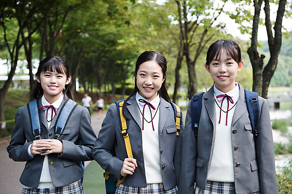 포토 JPG 주간 학생 공원 여학생 여자 교복 중학생 청소년 휴식 책가방 웃음 사람 상반신 야외 앞모습 10대 세명 친구 걷기 십대라이프스타일 우정 산책 한국인 잡기 여중생 힐링 하교 하교길 십대여자만 국내포토 자연요소 라이프스타일 옷 공공시설 뷰포인트 컨셉 가방 관계 모션 표정 동양인 등하교 여자만 십대만 파일형식