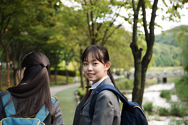 포토 JPG 주간 학생 공원 여학생 여자 교복 중학생 청소년 휴식 책가방 미소 사람 상반신 야외 두명 옆모습 뒷모습 10대 친구 걷기 십대라이프스타일 우정 산책 산책로 한국인 여중생 힐링 십대여자만 국내포토 자연요소 라이프스타일 옷 공공시설 길 뷰포인트 컨셉 가방 관계 모션 표정 동양인 여자만 십대만 파일형식