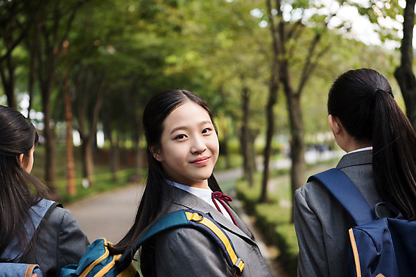 포토 JPG 주간 학생 공원 여학생 여자 교복 중학생 청소년 휴식 책가방 미소 사람 상반신 야외 옆모습 뒷모습 10대 세명 친구 걷기 십대라이프스타일 우정 산책 산책로 한국인 뒤돌아보기 여중생 힐링 십대여자만 국내포토 자연요소 라이프스타일 옷 공공시설 길 뷰포인트 컨셉 가방 관계 모션 표정 동양인 여자만 십대만 파일형식