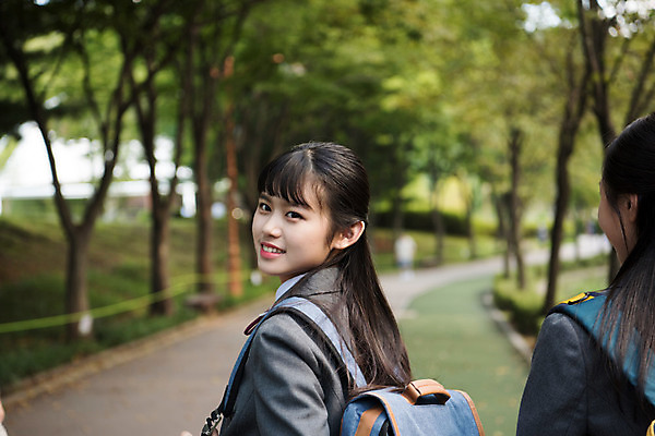 포토 JPG 주간 학생 응시 공원 여학생 여자 교복 중학생 청소년 휴식 미소 사람 상반신 야외 두명 뒷모습 10대 친구 걷기 십대라이프스타일 우정 산책 산책로 한국인 뒤돌아보기 여중생 힐링 십대여자만 국내포토 자연요소 라이프스타일 시선 옷 공공시설 길 뷰포인트 컨셉 관계 모션 표정 동양인 여자만 십대만 파일형식