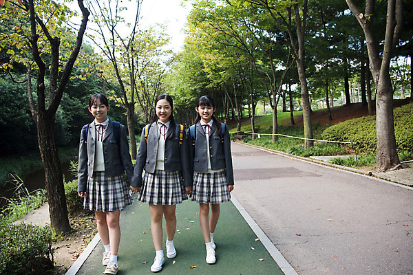 포토 JPG 주간 전신 학생 공원 여학생 여자 교복 중학생 청소년 휴식 책가방 웃음 사람 야외 앞모습 10대 세명 친구 걷기 십대라이프스타일 우정 산책 산책로 한국인 여중생 힐링 하교 하교길 십대여자만 국내포토 자연요소 라이프스타일 옷 공공시설 길 뷰포인트 컨셉 가방 관계 모션 표정 동양인 등하교 여자만 십대만 파일형식