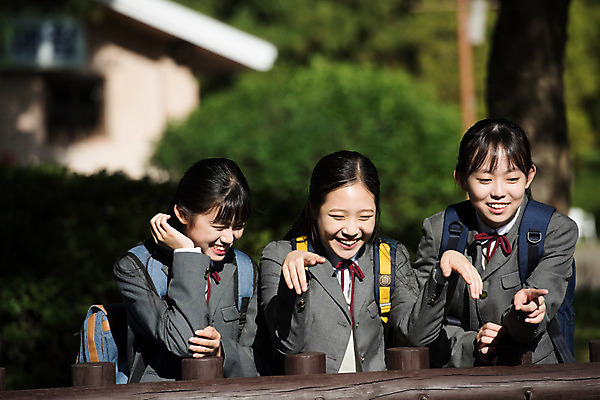 포토 JPG 주간 학생 공원 여학생 여자 행복 교복 중학생 청소년 웃음 사람 상반신 야외 앞모습 아웃포커스 10대 세명 친구 십대라이프스타일 우정 한국인 즐거움 여중생 힐링 십대여자만 국내포토 자연요소 라이프스타일 옷 공공시설 감정 뷰포인트 관계 촬영기법 표정 동양인 여자만 십대만 파일형식