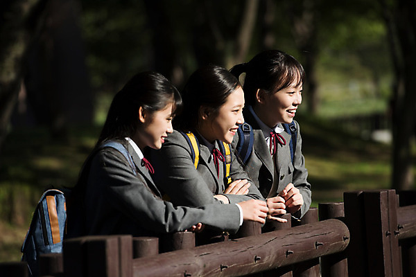 포토 JPG 주간 학생 응시 공원 여학생 여자 행복 교복 중학생 청소년 책가방 웃음 사람 상반신 야외 옆모습 10대 세명 친구 울타리 십대라이프스타일 기댐 우정 한국인 즐거움 여중생 힐링 십대여자만 국내포토 자연요소 라이프스타일 시선 옷 공공시설 감정 뷰포인트 가방 관계 모션 표정 동양인 담장 여자만 십대만 파일형식