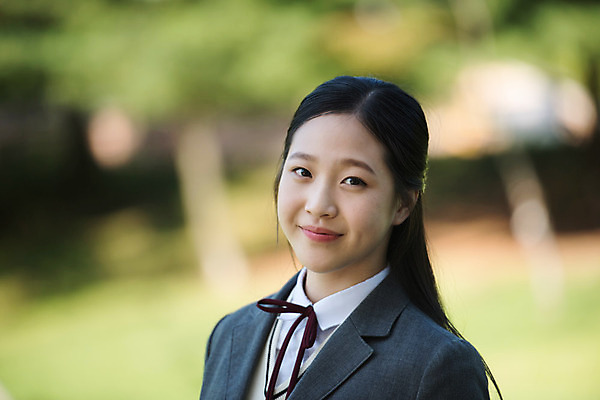 포토 JPG 주간 학생 응시 공원 여학생 여자 교복 중학생 청소년 한명 미소 사람 상반신 야외 앞모습 아웃포커스 10대 십대라이프스타일 한국인 여중생 힐링 십대여자한명만 국내포토 자연요소 1 라이프스타일 시선 옷 공공시설 뷰포인트 촬영기법 표정 동양인 여자한명만 십대여자만 파일형식