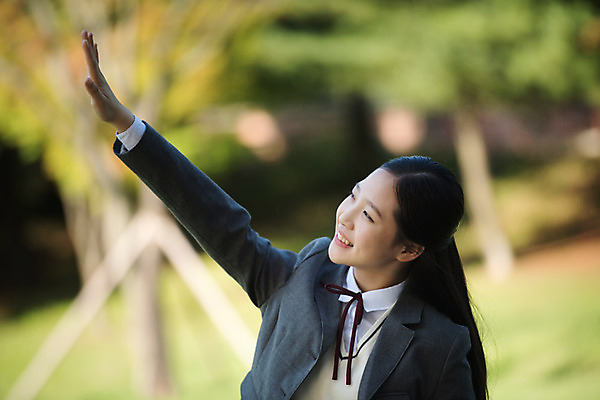 포토 JPG 주간 학생 응시 공원 여학생 여자 교복 중학생 청소년 한명 미소 사람 상반신 야외 앞모습 10대 손들기 십대라이프스타일 한국인 여중생 힐링 십대여자한명만 국내포토 자연요소 1 라이프스타일 시선 옷 공공시설 뷰포인트 모션 표정 동양인 여자한명만 십대여자만 파일형식