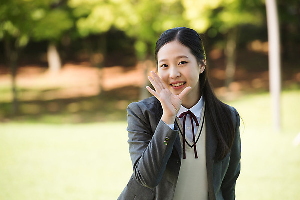 포토 JPG 주간 학생 응시 공원 여학생 여자 교복 중학생 청소년 대화 한명 미소 사람 손짓 상반신 야외 앞모습 10대 십대라이프스타일 외침 한국인 여중생 십대여자한명만 국내포토 자연요소 1 라이프스타일 시선 옷 공공시설 뷰포인트 모션 표정 말하기 동양인 소리 여자한명만 십대여자만 파일형식