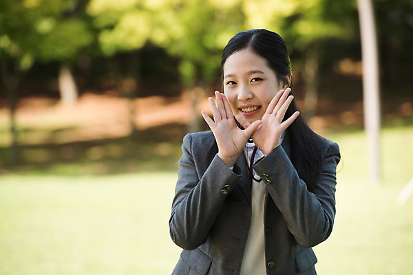 포토 JPG 주간 학생 응시 공원 여학생 여자 교복 중학생 청소년 대화 한명 미소 사람 손짓 상반신 야외 앞모습 10대 십대라이프스타일 외침 한국인 여중생 십대여자한명만 국내포토 자연요소 1 라이프스타일 시선 옷 공공시설 뷰포인트 모션 표정 말하기 동양인 소리 여자한명만 십대여자만 파일형식
