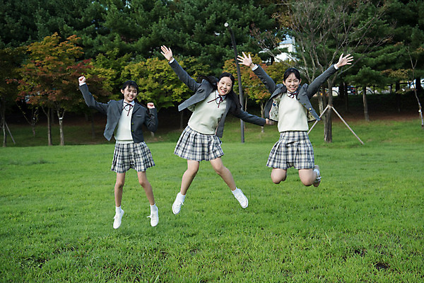 포토 JPG 주간 전신 학생 공원 여학생 여자 행복 교복 중학생 청소년 팔벌리기 미소 사람 잔디 야외 앞모습 10대 세명 친구 십대라이프스타일 점프 우정 한국인 즐거움 여중생 해방감 십대여자만 국내포토 자연요소 식물 라이프스타일 옷 공공시설 감정 뷰포인트 관계 모션 표정 동양인 여자만 십대만 파일형식