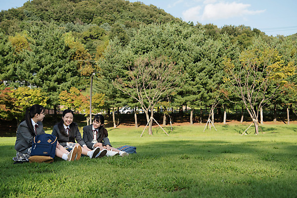 포토 JPG 주간 전신 학생 공원 여학생 여자 행복 교복 중학생 청소년 책가방 대화 웃음 사람 앉기 잔디 야외 옆모습 10대 세명 친구 십대라이프스타일 우정 한국인 즐거움 여중생 십대여자만 국내포토 자연요소 식물 라이프스타일 옷 공공시설 감정 뷰포인트 가방 관계 모션 표정 말하기 동양인 여자만 십대만 파일형식